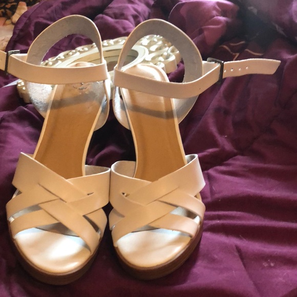 WHITE HEELS - Picture 6 of 6